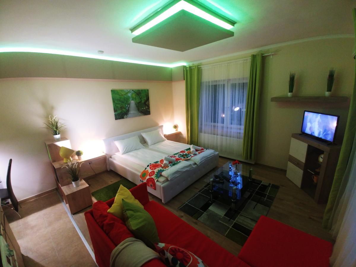Sarok Apartmanház Makó Exterior foto
